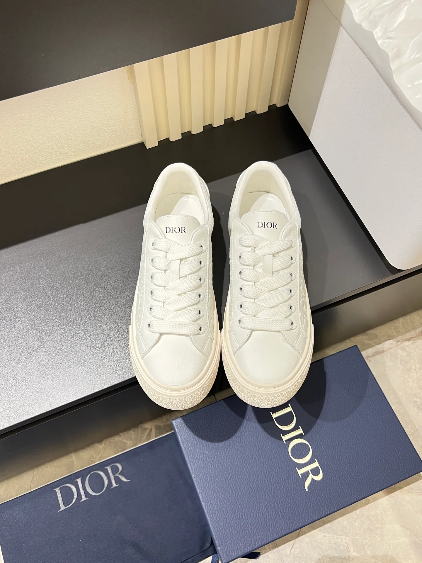 p440 DIOR* Dior B33 sneakers, brown and cream-white jacquard fabric with brown high mercerized suede upper, new for fall 2025, reinterpretation of classic tennis shoes, with a stylish silhouette that highlights a thick feel. Crafted from brown and cream-white jacquard with Oblique print and suede panels, it features a distinctive padded tongue embossed with the Dior signature, wide blue mohair laces and brass eyelets with a matte brown finish. The cream-white Dior Oblique patterned rubber sole, enhanced by the contrasting Dior 30 Avenue Montaigne signature on the rear, adds a stylish edge to casual looks. Men's model 38-44 (45 is custom-made and cannot be returned or exchanged)